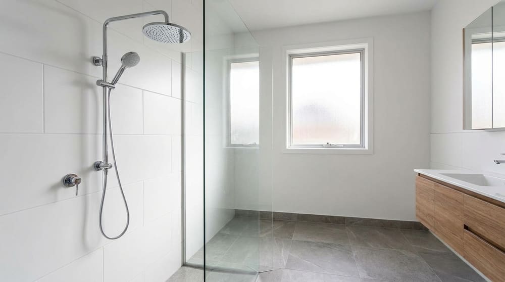 coluna de duche moderna em casa de banho com acabamento cromado