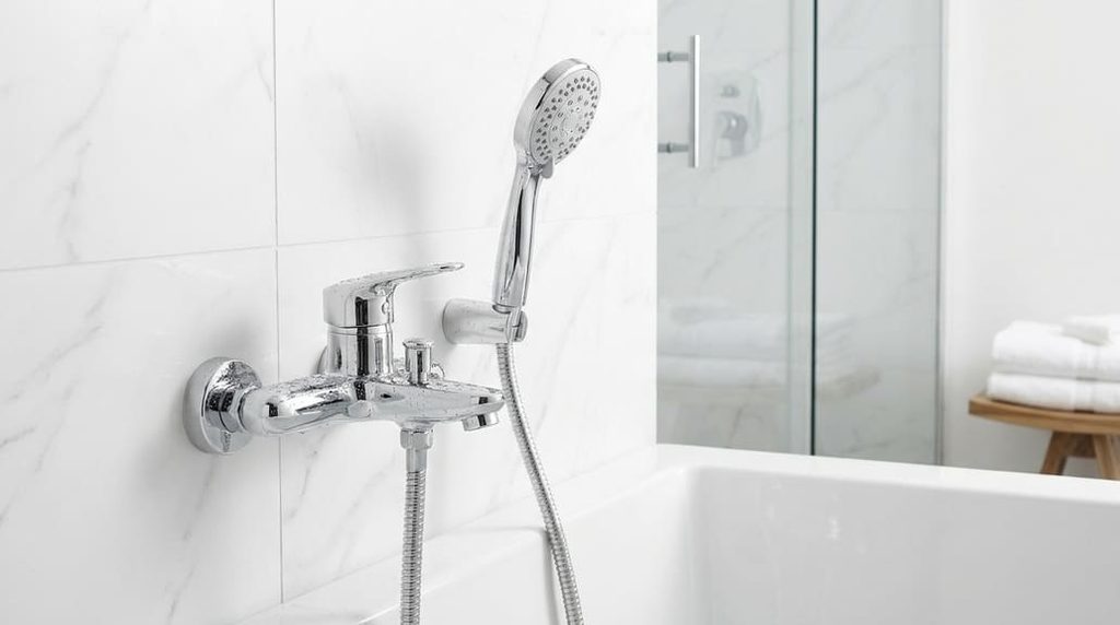 melhor chuveiro para banheira cromado com torneira monocomando em casa de banho moderna